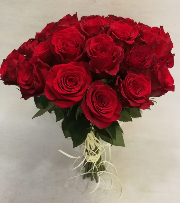 Ramo 20 rosas rojas tallo largo estilo natural