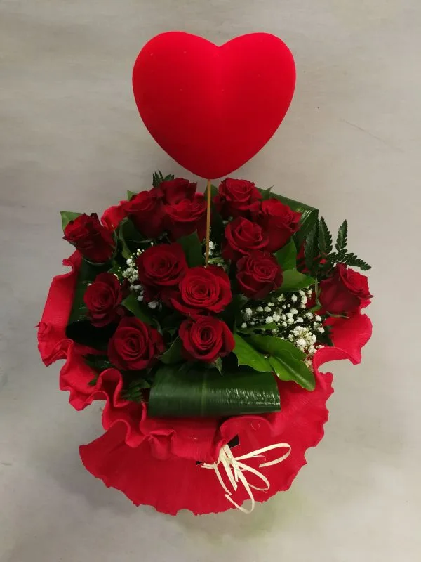 ramo 12 rosas rojas con corazón