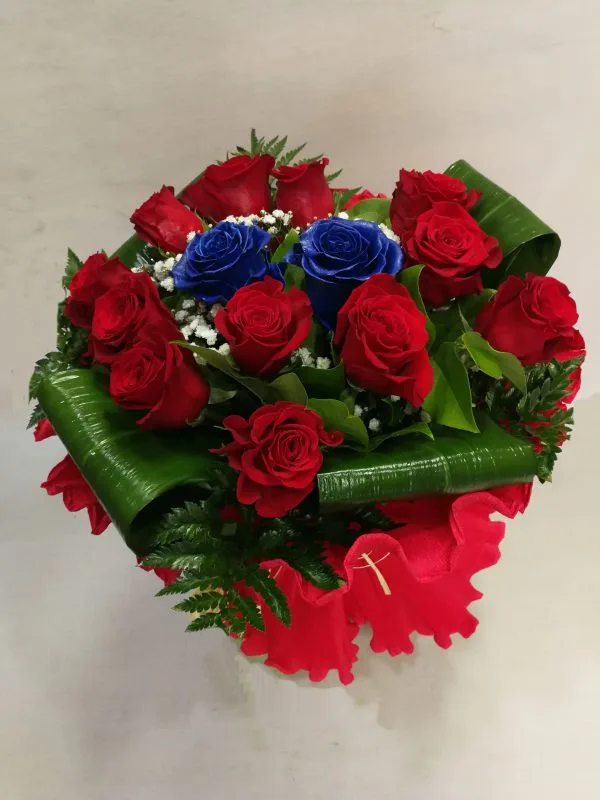 ramo 12 rosas rojas con 2 azules teñidas con spray