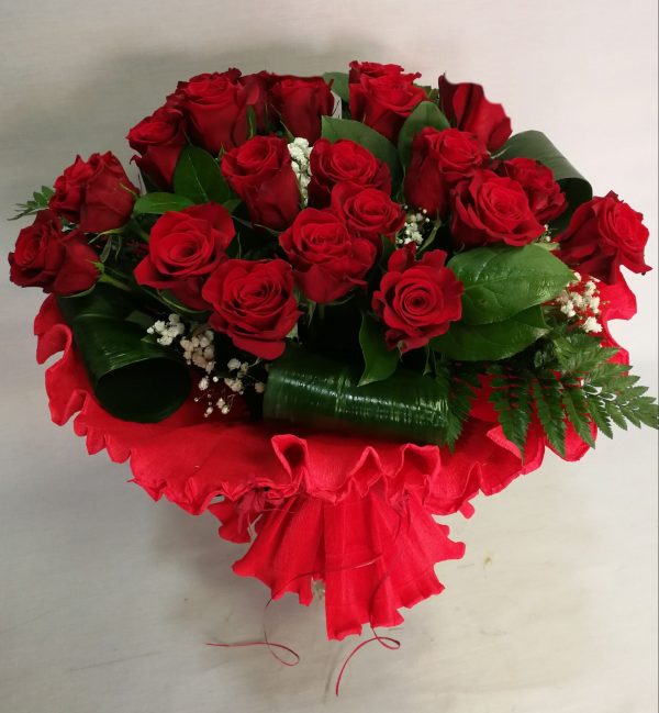Ramo 21 rosas rojas. Presentación de rosas rojas naturales, ramo elaborado con rosas rojas y diferentes complementos vegetales naturales. Acabado con envoltorio de color rojo.