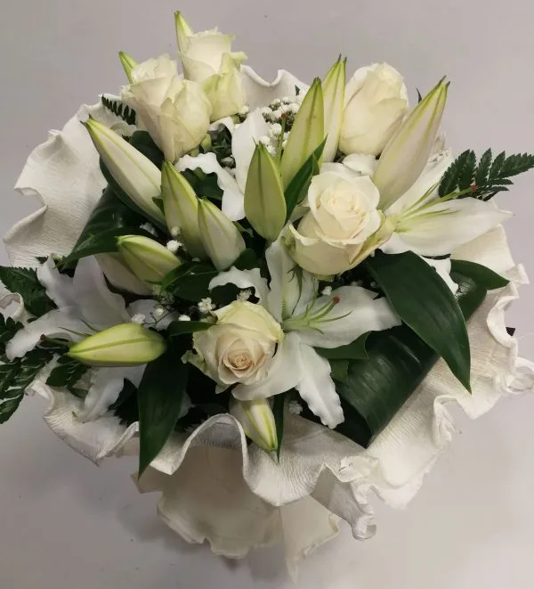 ramo 5 rosas blancas con lilium