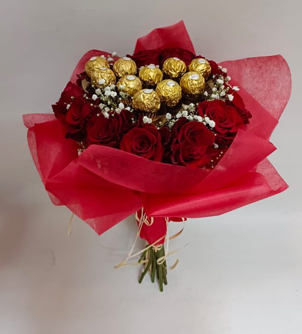 ramo rosas rojas con corazón bombones